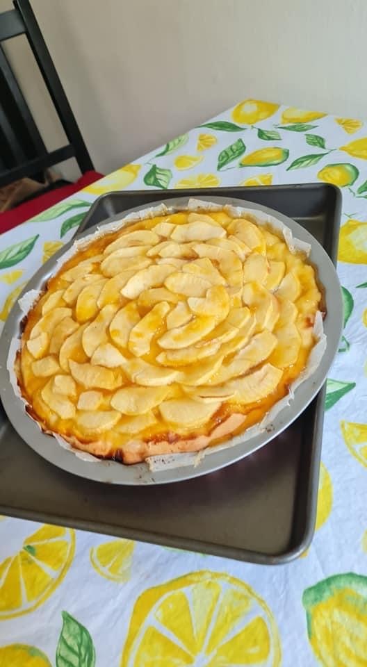 Італійський пиріг із яблуками та&nbsp;варенням