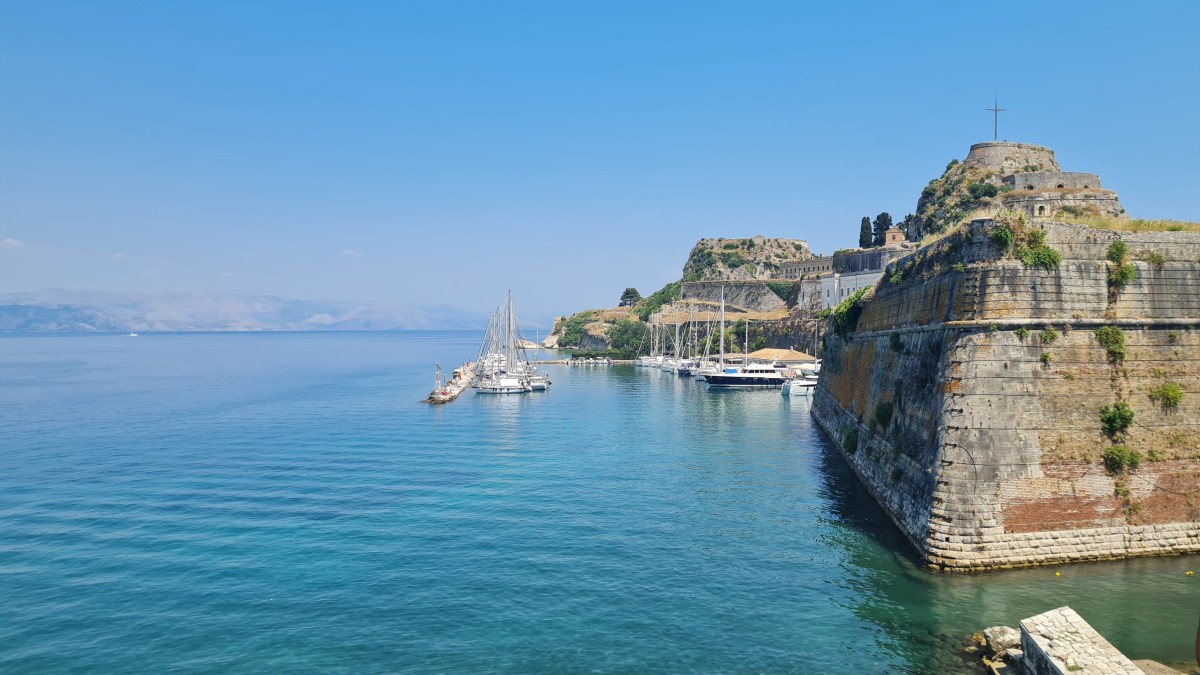 Острів Корфу: зелений корабель у блакитних хвилях Іонічного&nbsp;моря