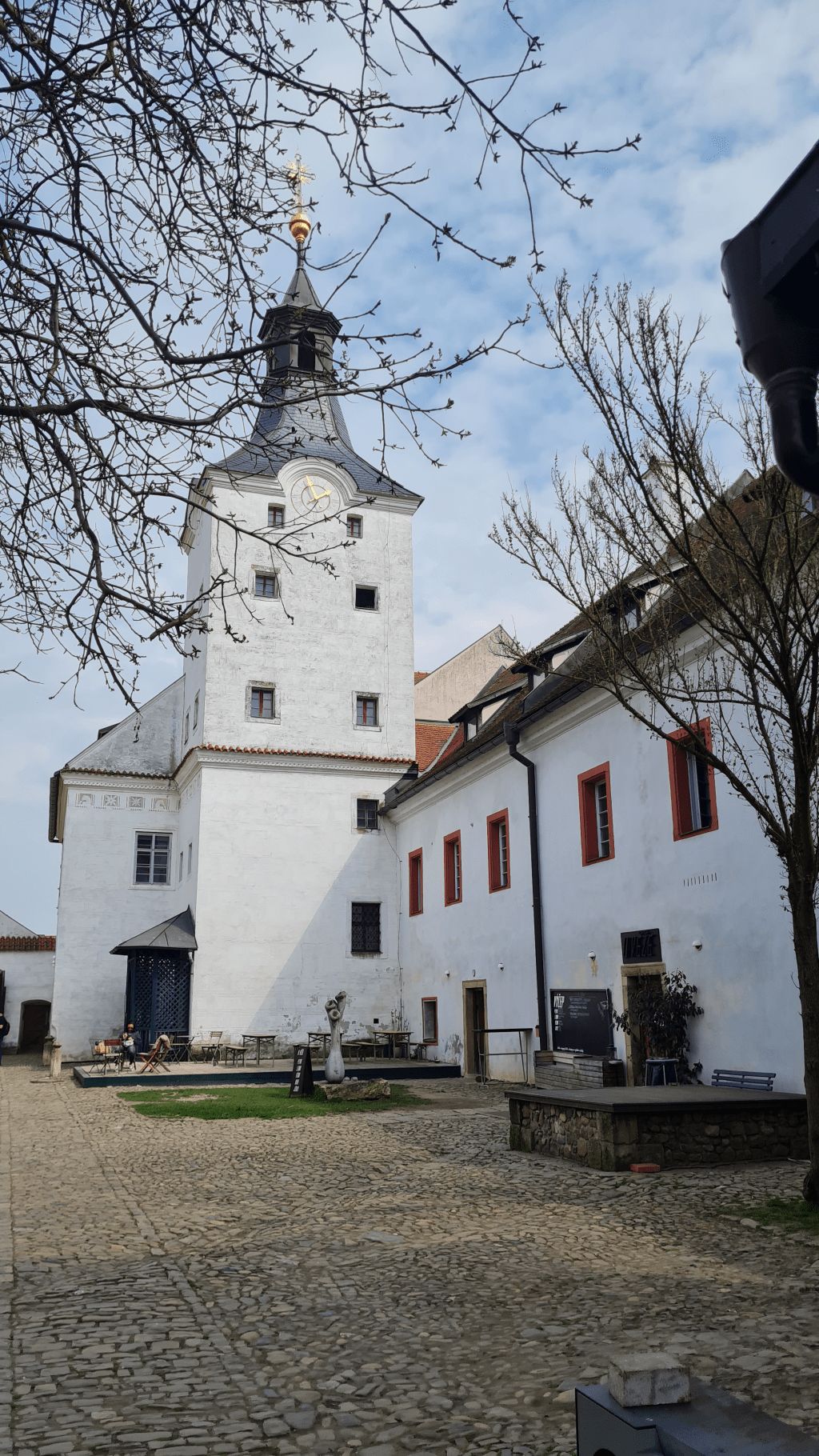 Замок Хрестоносців у чеському Добржіховіце: скарб на березі річки&nbsp;Бероунки